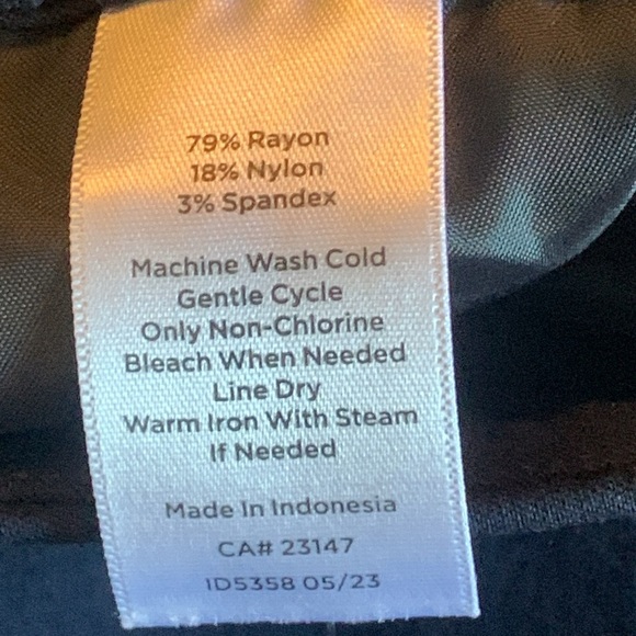 Women’s Talbots Navy Pull On Pants Size 4P EUC - Picture 6 of 6